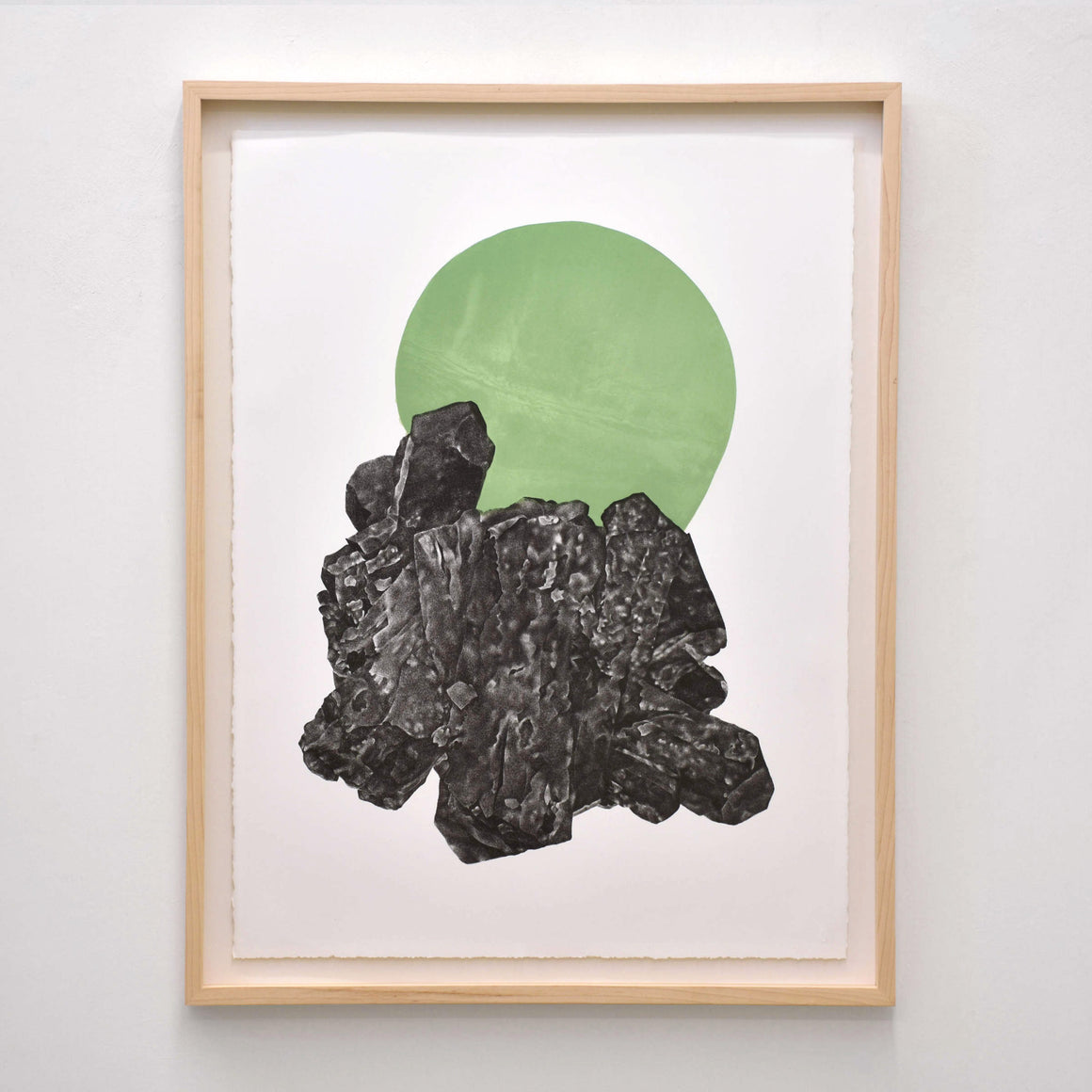 Préhnite et épidote, par Julie Bellavance. Dessin réalisé sur pierre puis imprimé sur papier BFK Rives blanc. Cadre en érable. Boule verte sur épidote.