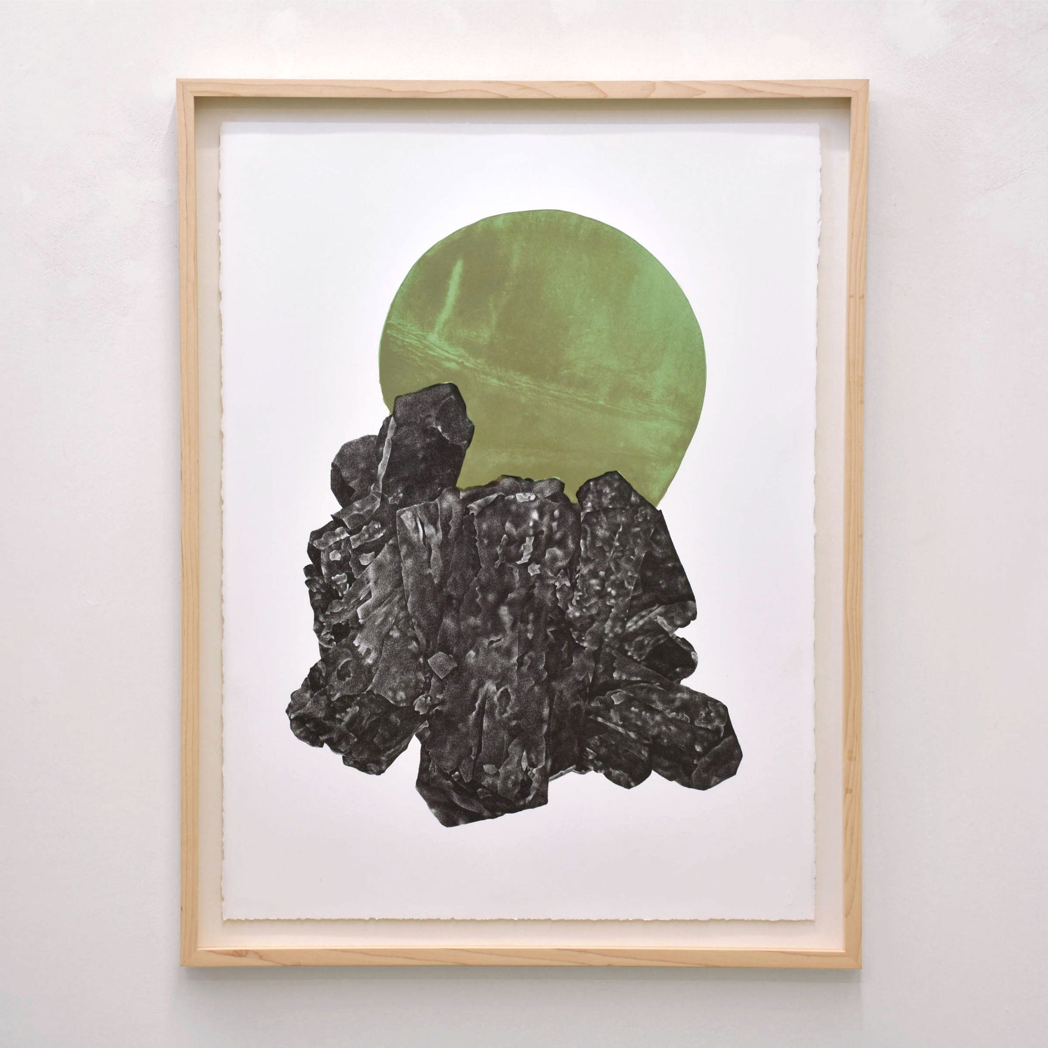 Lithographie originale d’une préhnite, par Julie Bellavance. Dessin réalisé sur pierre puis imprimé sur papier BFK Rives blanc. Cadre en érable. Boule verte sur épidote.