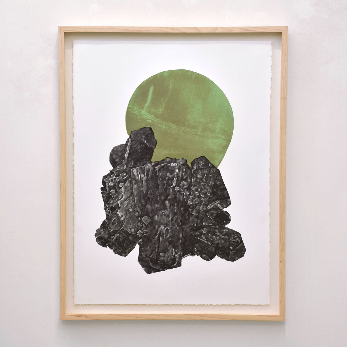 Lithographie originale d’une préhnite, par Julie Bellavance. Dessin réalisé sur pierre puis imprimé sur papier BFK Rives blanc. Cadre en érable. Boule verte sur épidote.