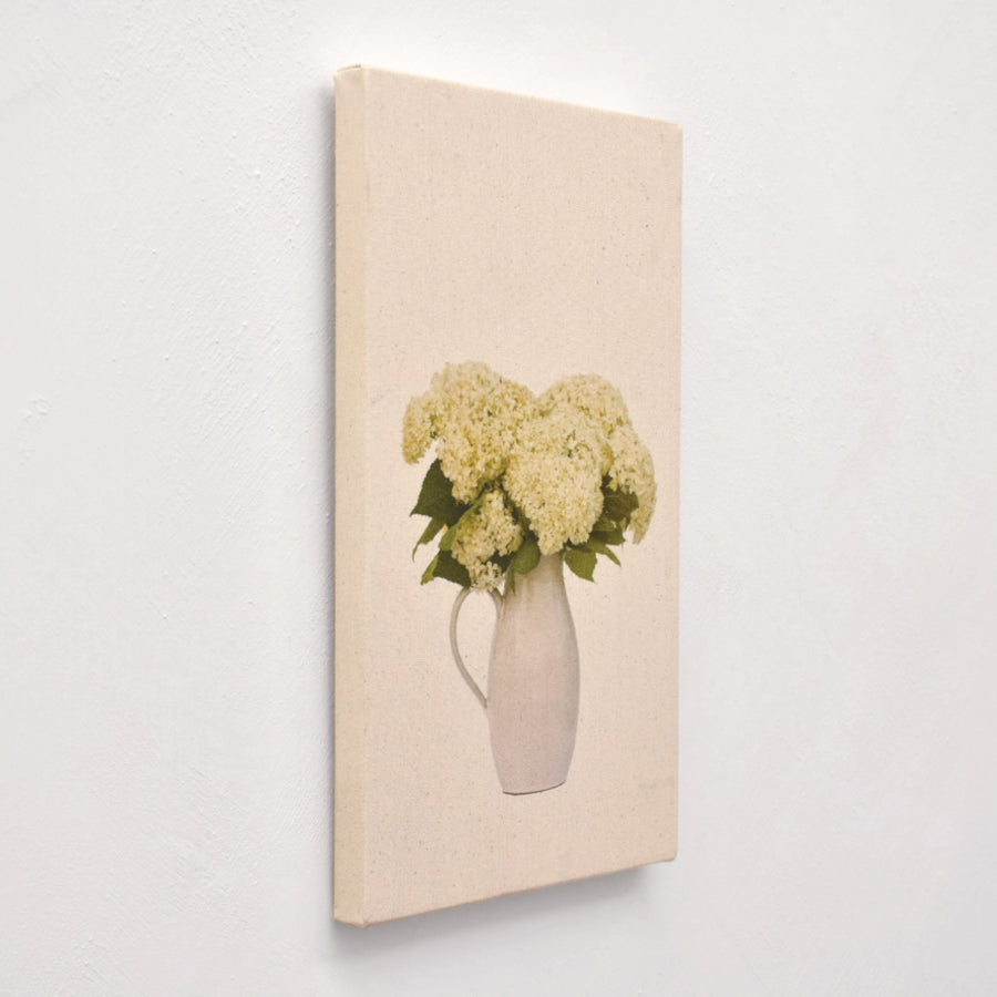 Tirage unique d’une nature morte signée Caroline Bolieu. Impression à jet d’encre et aquarelle sur toile. Bouquet d’hydrangées blancs.