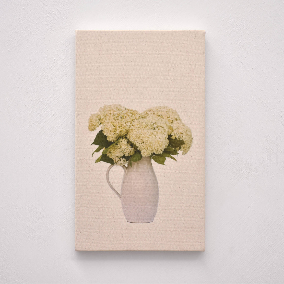 Tirage unique d’une nature morte signée Caroline Bolieu. Impression à jet d’encre et aquarelle sur toile. Bouquet d’hydrangées blancs.