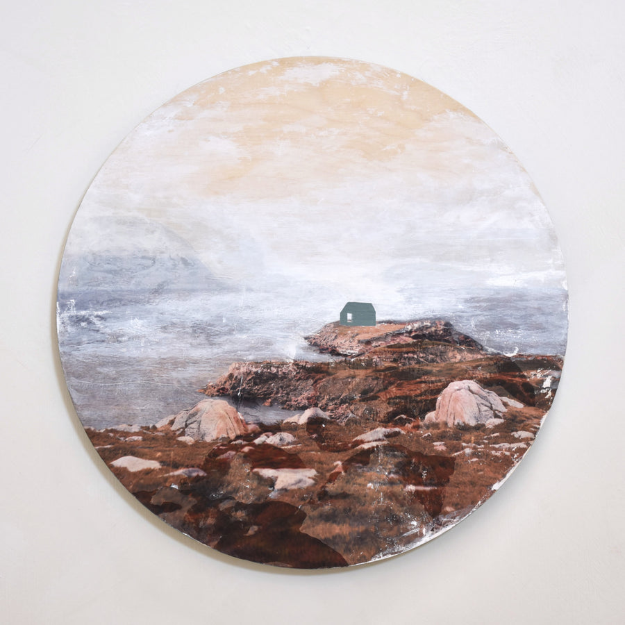 Oeuvre circulaire de Caroline Bolieu intitulée « Prendre le large n° 1 ». Une maison verte est posée sur des rochers au bord de la mer.