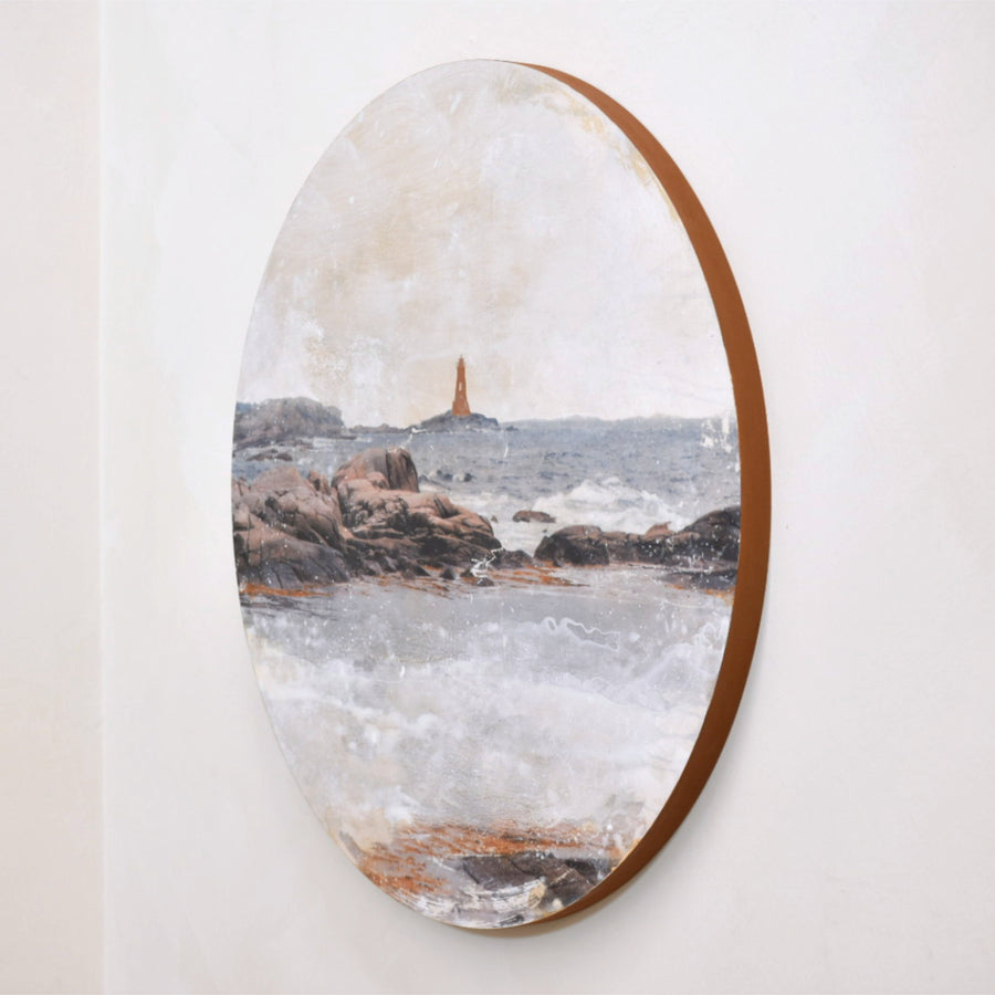 Composition sur panneau de bois circulaire signé Caroline Bolieu. Un phare est au milieu de la mer à travers des rochers.