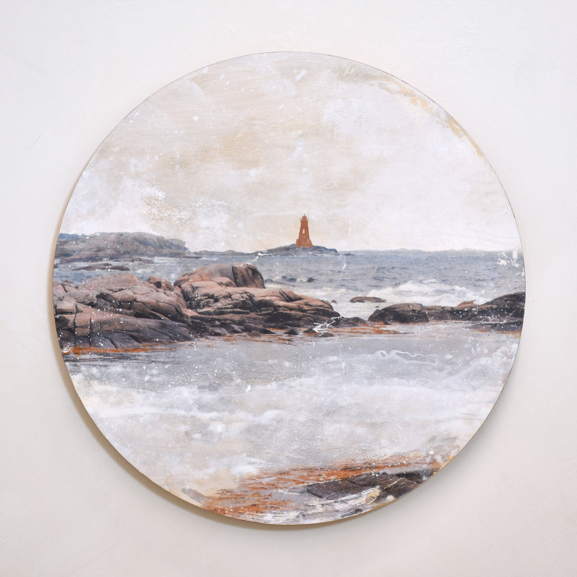 Composition sur panneau de bois circulaire signé Caroline Bolieu. Un phare est au milieu de la mer à travers des rochers.