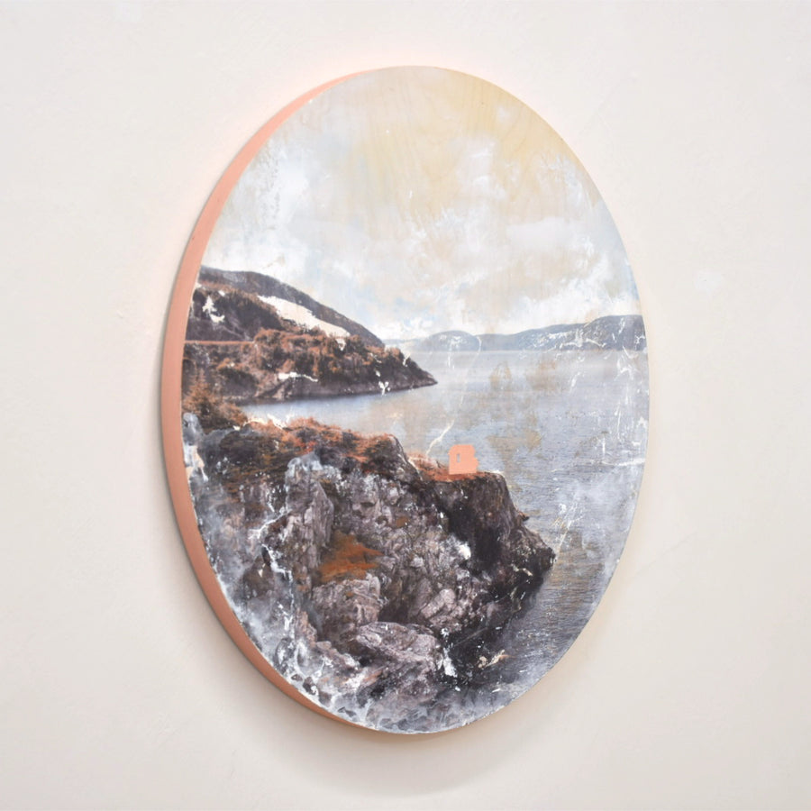 Un tableau circulaire par l’artiste bas-laurentienne Caroline Bolieu. Une maison rose sur une falaise en bordure du fleuve Saint-Laurent.
