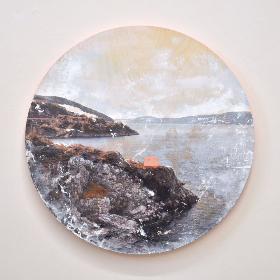 Un tableau circulaire par l’artiste bas-laurentienne Caroline Bolieu. Une maison rose sur une falaise en bordure du fleuve Saint-Laurent.