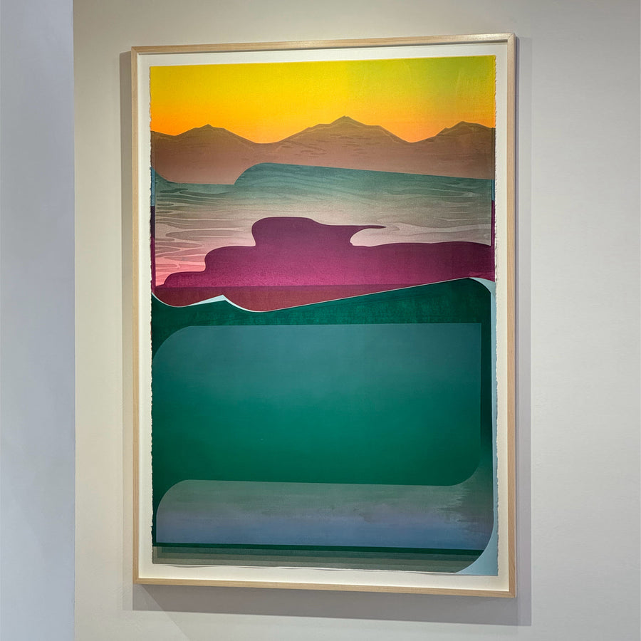 Protégé par le son des vagues, de Jason Cantoro. Grand format vertical sous vitre, cadre en érable. 33,5” x 47”, 2022. Composition d’un paysage de montagnes aux allures vintages.