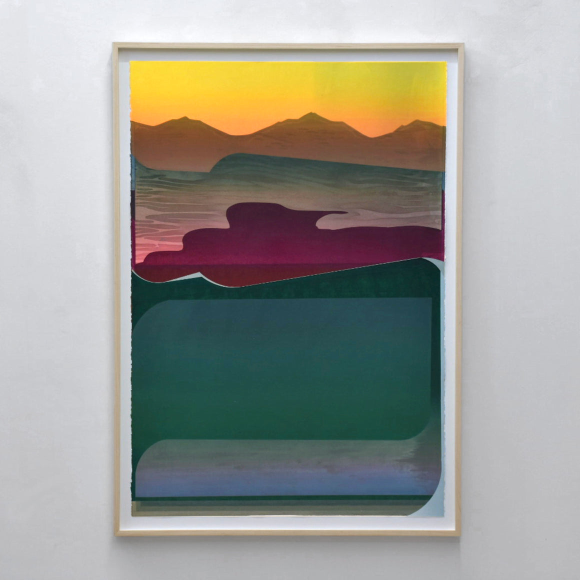 Protégé par le son des vagues, de Jason Cantoro. Grand format vertical sous vitre, cadre en érable. 33,5” x 47”, 2022. Composition d’un paysage de montagnes aux allures vintages.