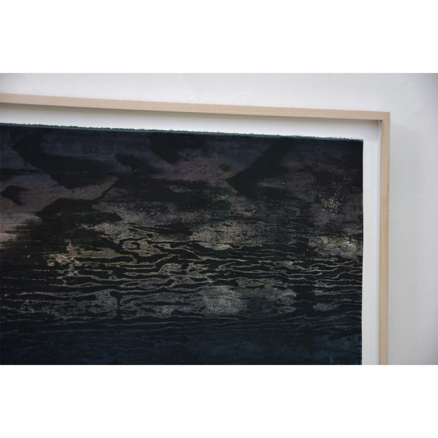 Composition en clair-obscur de Jason Cantoro, de sa série « Les loisirs » dans laquelle il intègre graduellement le pigment noir. Encadrement en érable naturel.