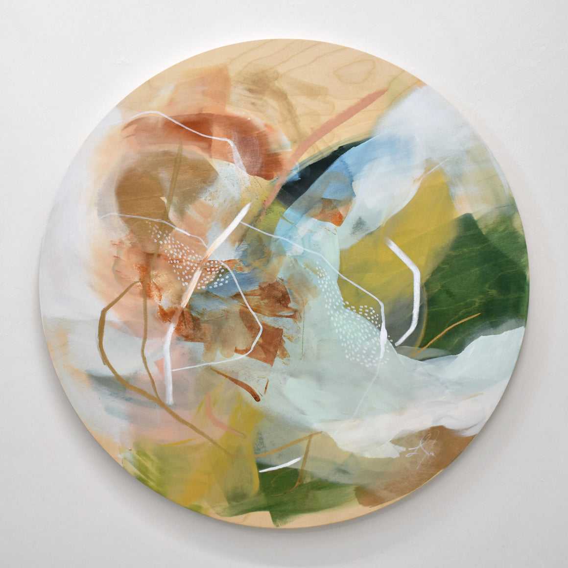 Composition circulaire de Lysa Jordan. Acrylique et pastel gras sur bois (tondo), 36” de diamètre. Composition abstraite et féminine.