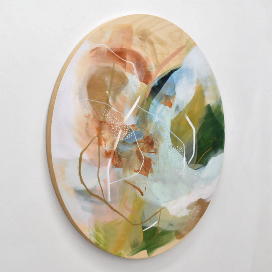 Composition circulaire de Lysa Jordan. Acrylique et pastel gras sur bois (tondo), 36” de diamètre. Composition abstraite et féminine.