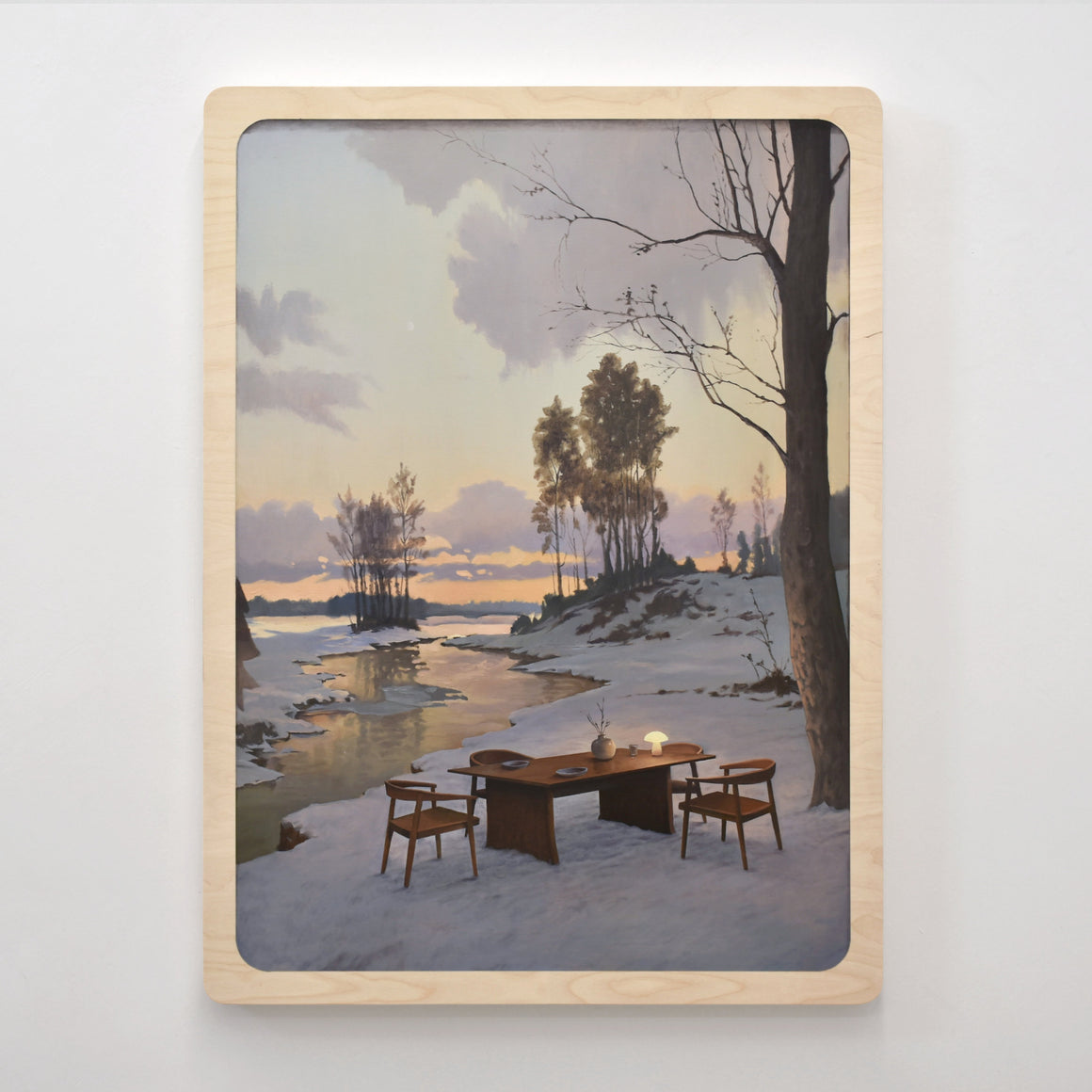 Tableau hivernal de Charles Paradis réalisé à l’huile sur bois. Une salle à manger à ciel ouvert, sur la neige, est posée sur le bord d’une rivière au crépuscule.
