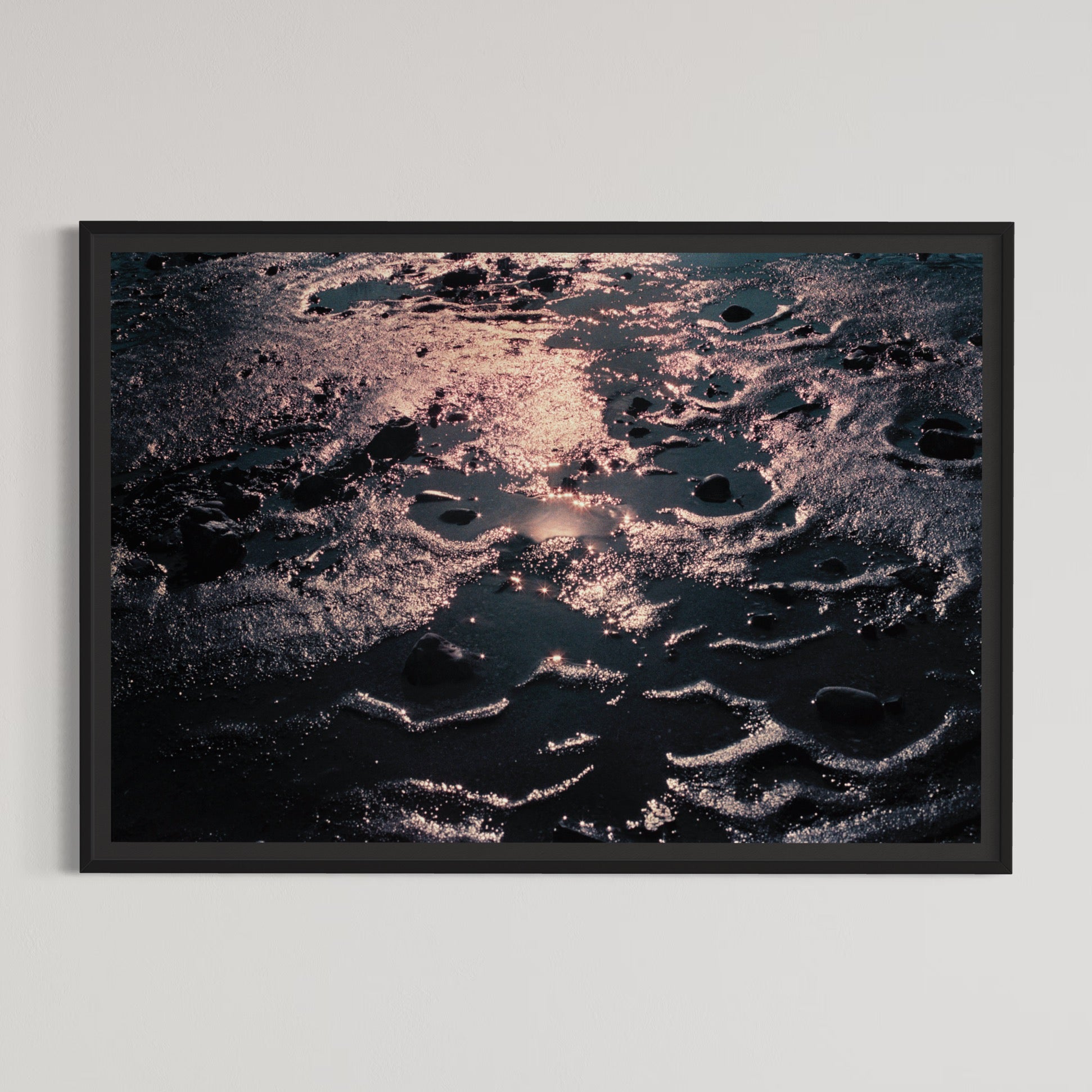 Régolithe terrestre, par Éva-Maude-TC. Photographie contemporaine sur pellicule 35 mm, format horizontal de 24” x 36”. Lumière sur l’eau et le sable à marée basse.