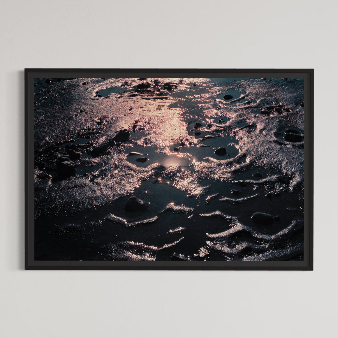 Régolithe terrestre, par Éva-Maude-TC. Photographie contemporaine sur pellicule 35 mm, format horizontal de 24” x 36”. Lumière sur l’eau et le sable à marée basse.