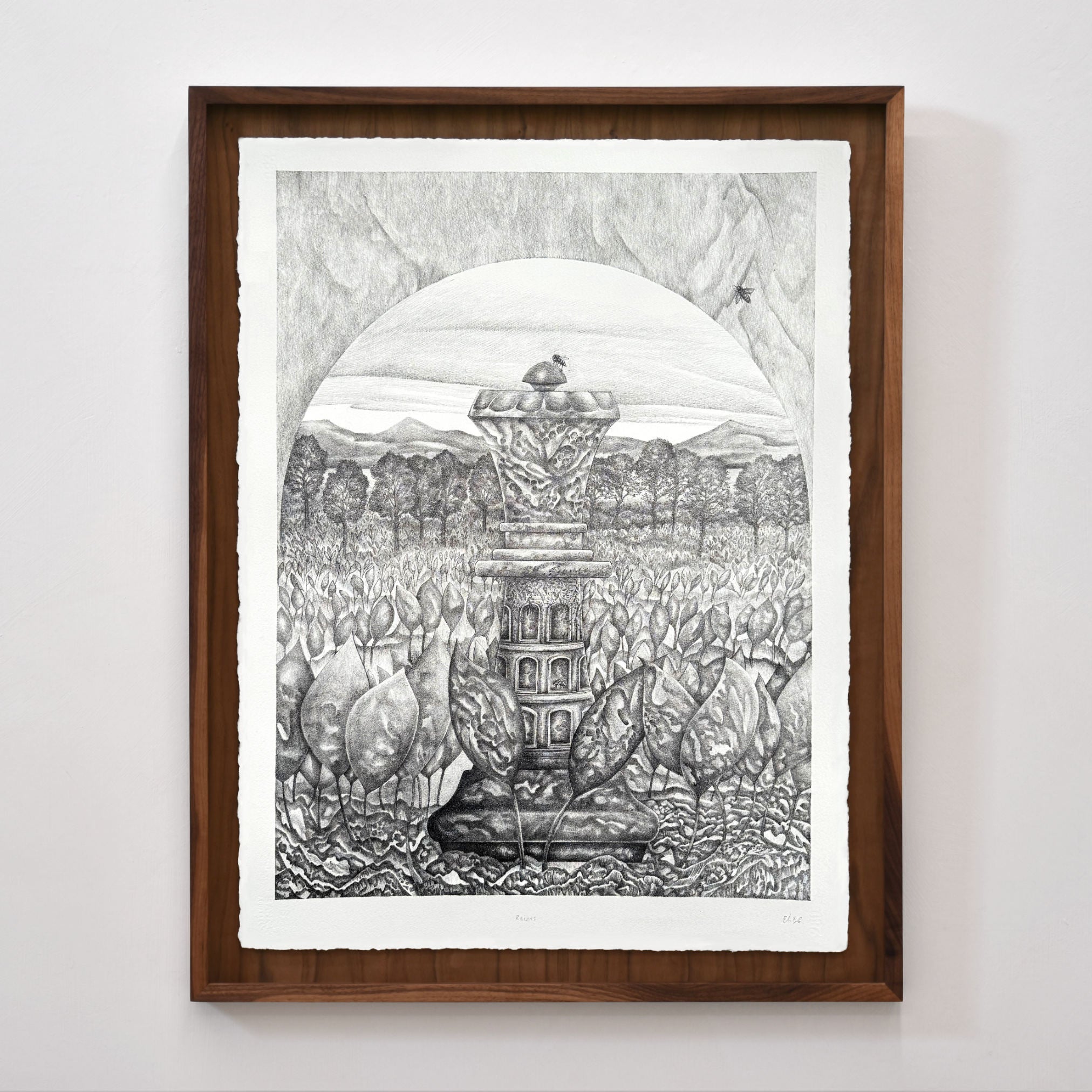 Composition intitulée « Reine » et réalisée au dessin à l’encre noire sur papier Arches par Elisabeth Gravel. Encadrement en noyer fabriqué par Atelier 27 x 27..