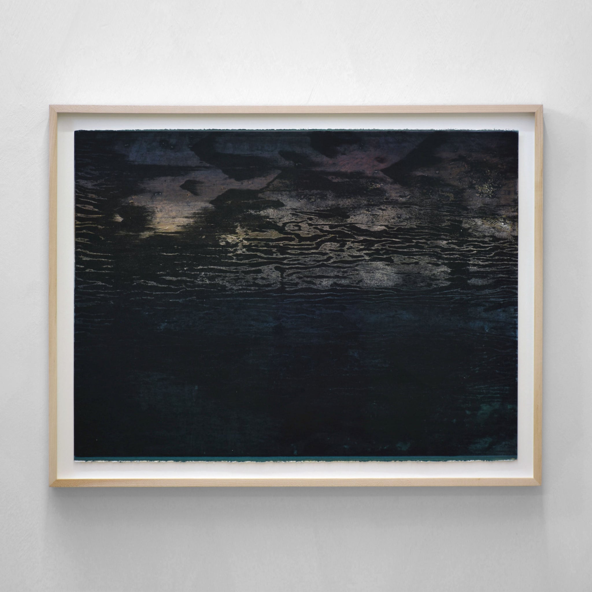 Composition en clair-obscur de Jason Cantoro, de sa série « Les loisirs » dans laquelle il intègre graduellement le pigment noir. Encadrement en érable naturel.