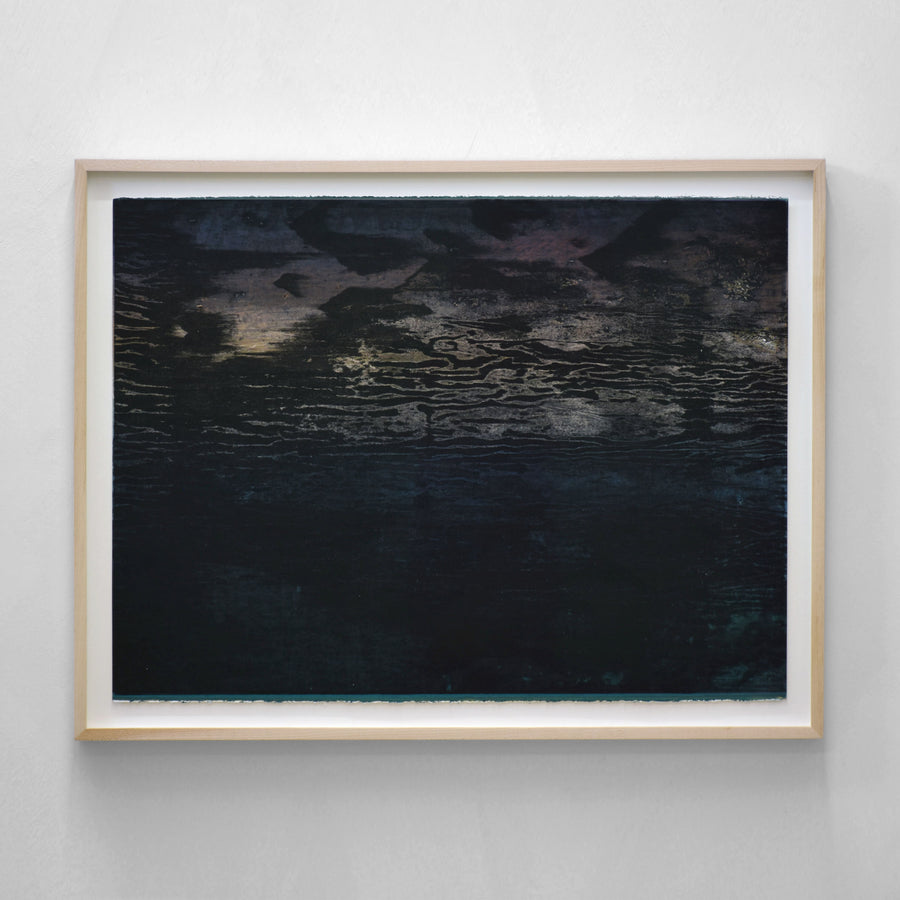 Composition en clair-obscur de Jason Cantoro, de sa série « Les loisirs » dans laquelle il intègre graduellement le pigment noir. Encadrement en érable naturel.