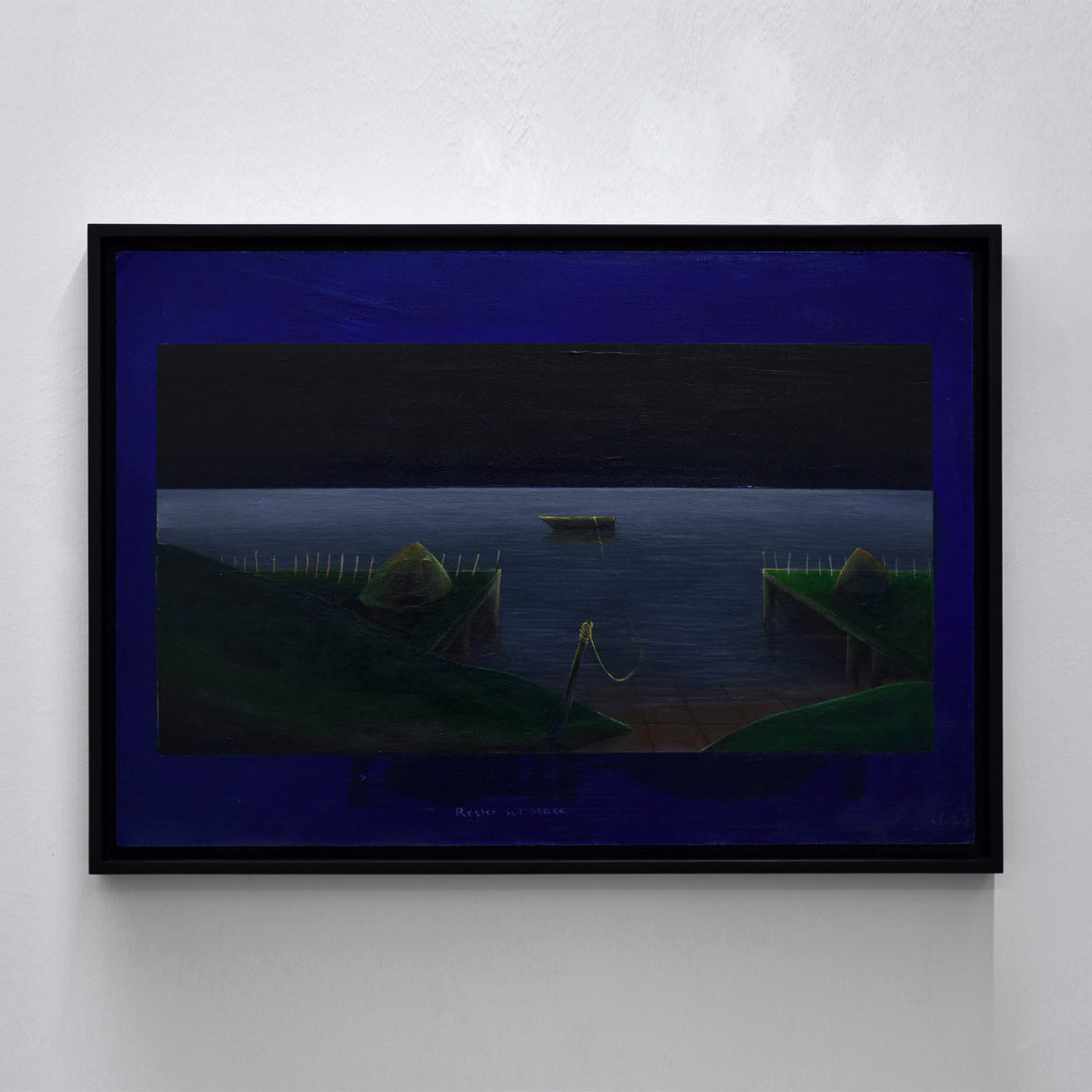 Rester sur place, par Elisabeth Gravel. Acrylique et crayon sur panneau de bois. Composition nocturne d’un bateau sur un lac.