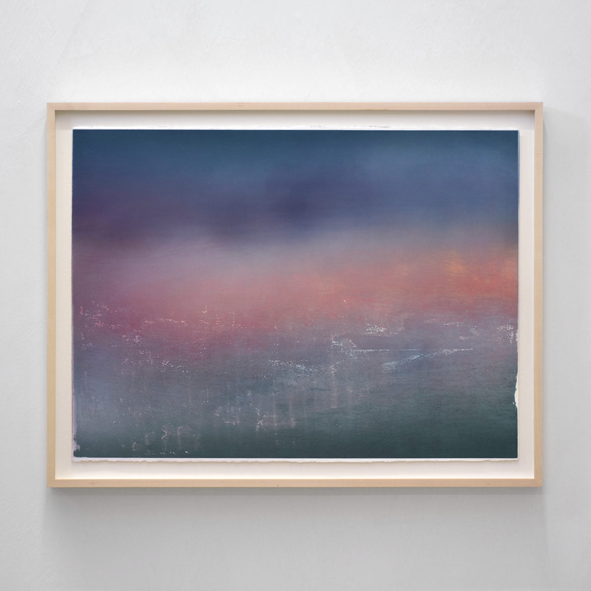 Retourner au lit, de Jason Cantoro. Acrylique sur papier coton Arches, 25,75” x 33,25” avec cadre, 2025. Dégradé de lumière sur mer de brouillard.