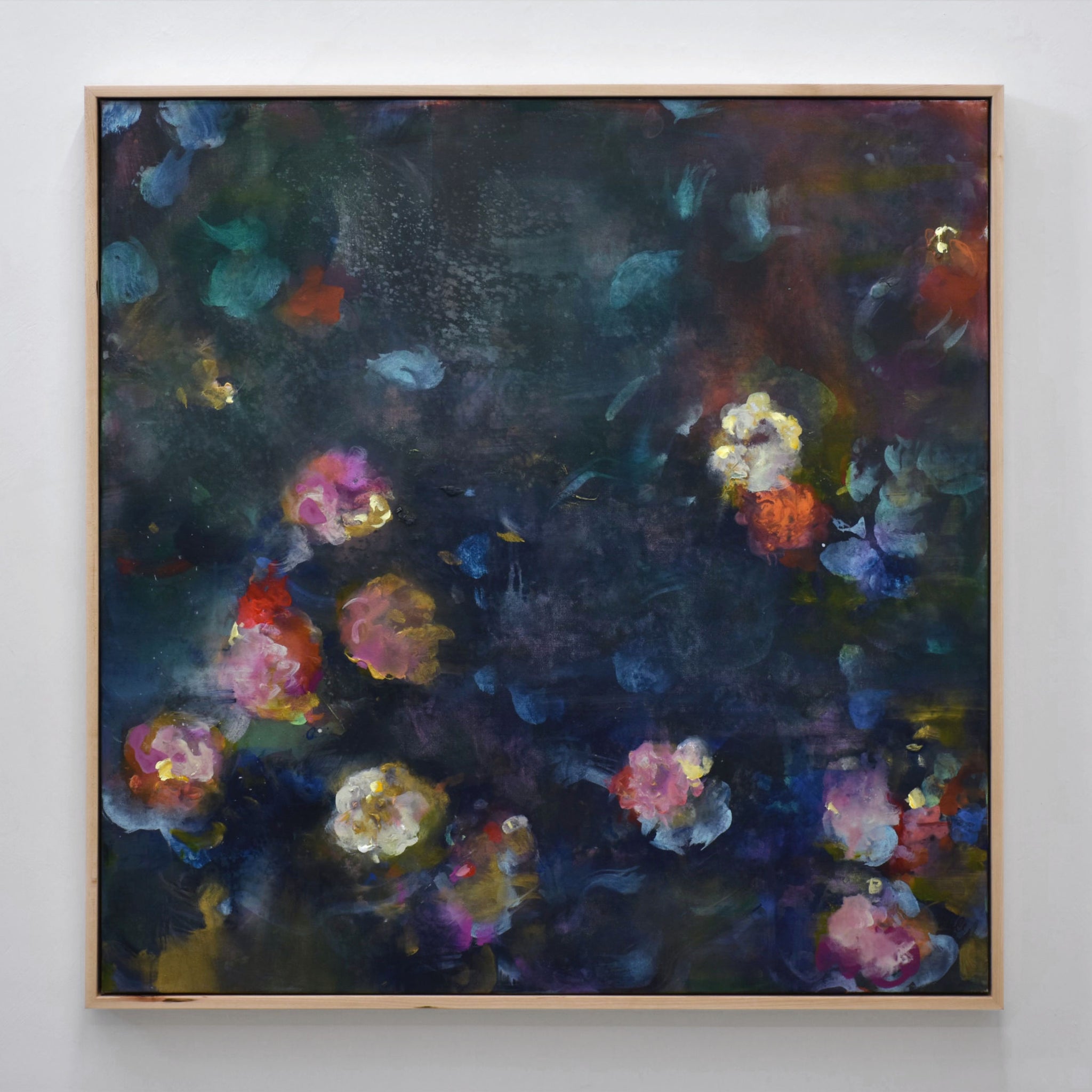 Composition florale de format carré d’Amélie Grooscors, huile et pigment sur toile, fleurs roses sur fond bleu foncé