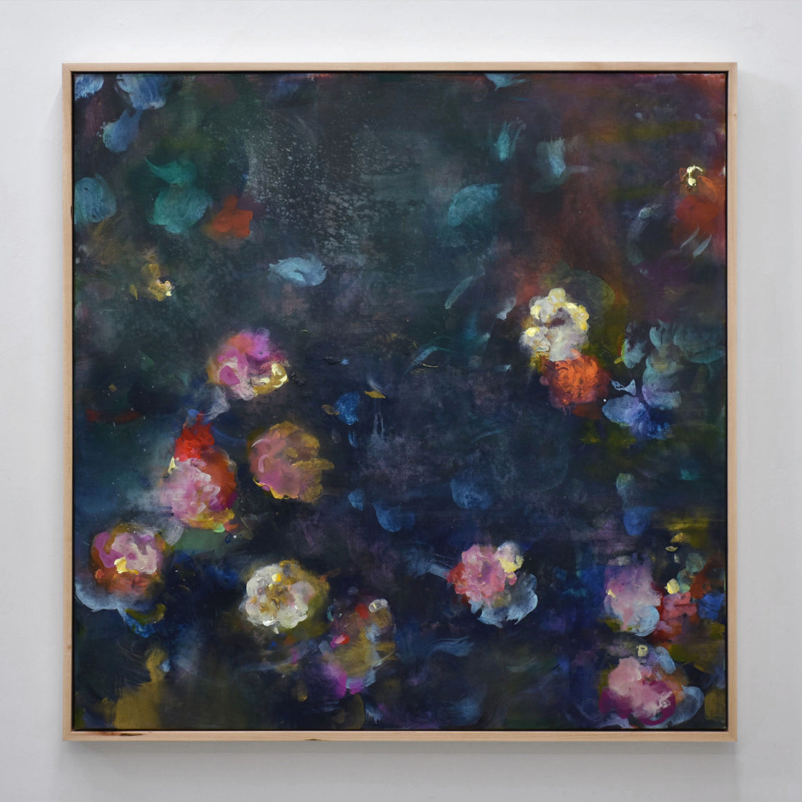 Composition florale de format carré d’Amélie Grooscors, huile et pigment sur toile, fleurs roses sur fond bleu foncé