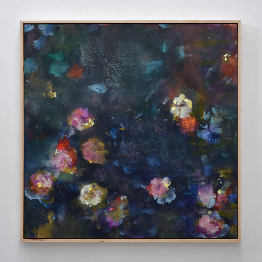 Composition florale de format carré d’Amélie Grooscors, huile et pigment sur toile, fleurs roses sur fond bleu foncé