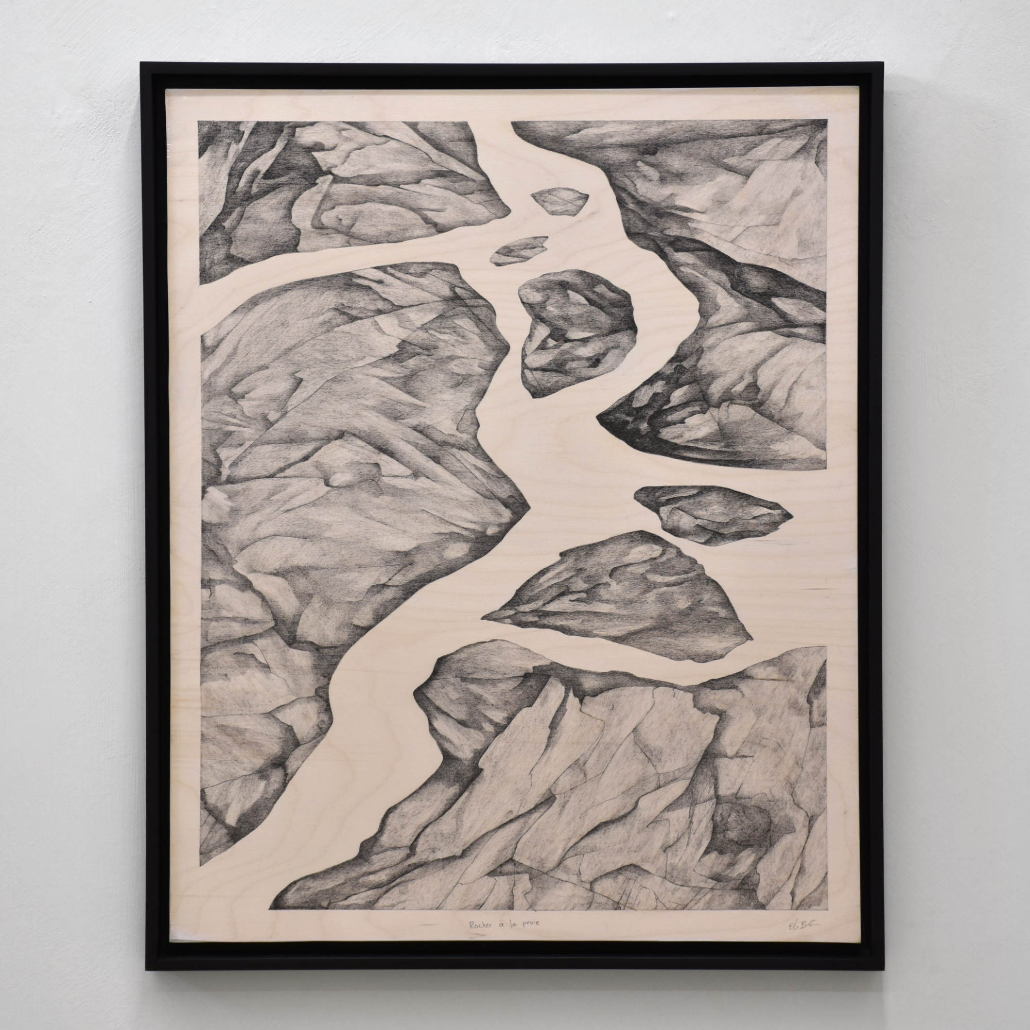 Rocher à la proie, par Elisabeth Gravel. Dessin monochromatique sur bois. Format vertical, cadre noir. Formation sédimentaire surréaliste.
