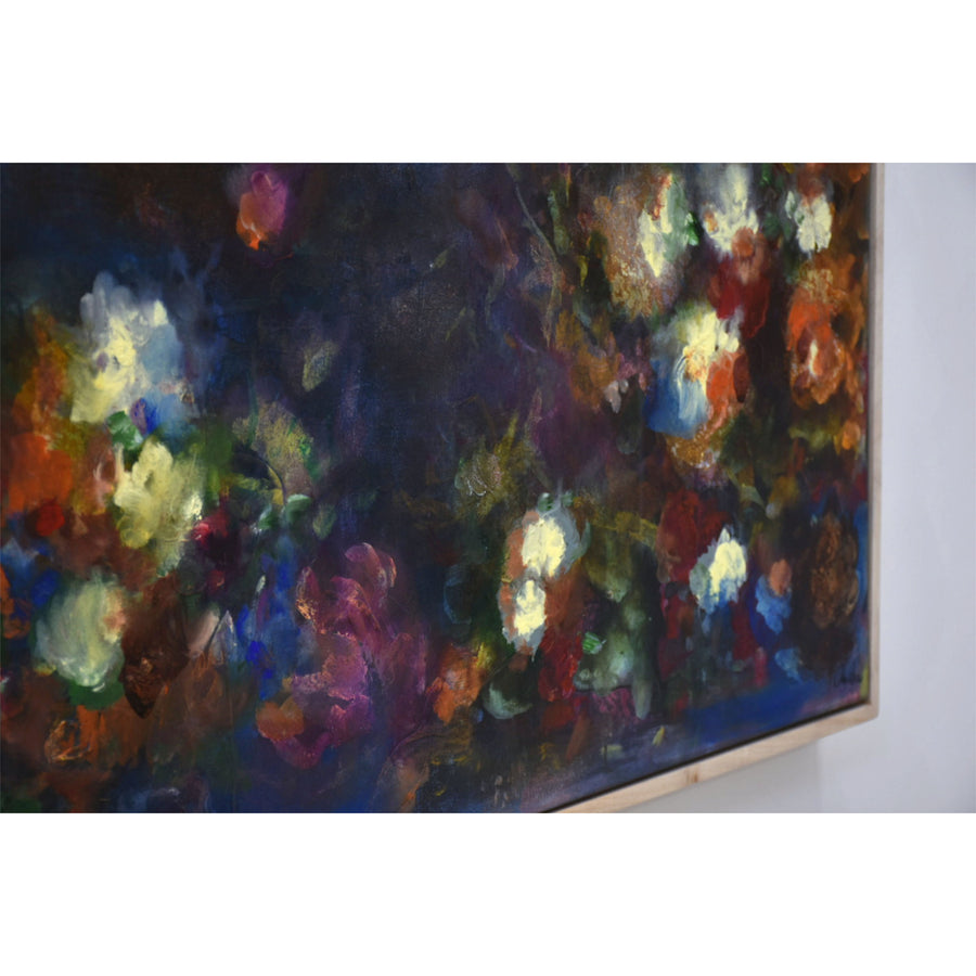 Un tableau horizontal en clair-obscur d’Amélie Grooscors. Des fleurs jaunes pâles et rouge sur un fond bleu foncé.