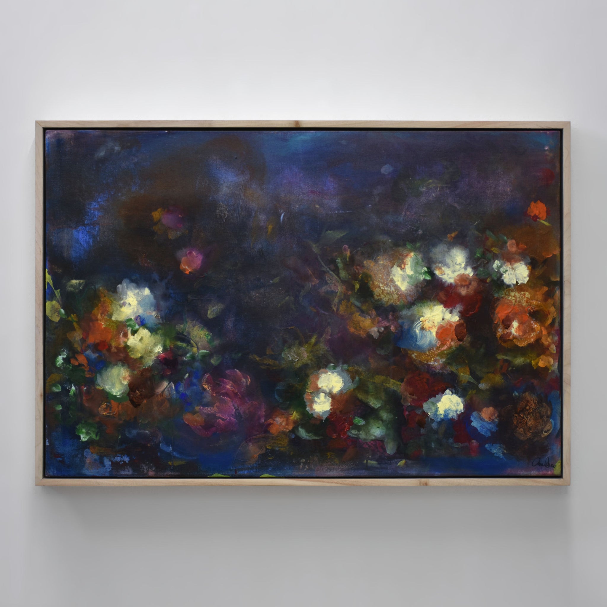 Un tableau horizontal en clair-obscur d’Amélie Grooscors. Des fleurs jaunes pâles et rouge sur un fond bleu foncé.