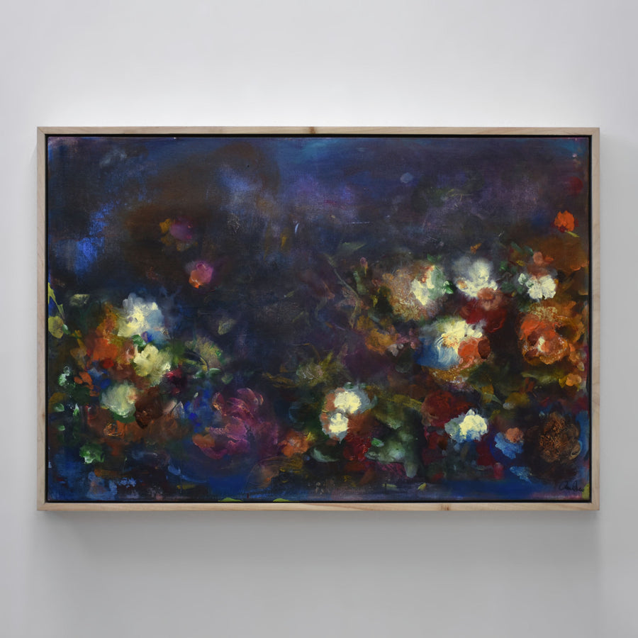 Un tableau horizontal en clair-obscur d’Amélie Grooscors. Des fleurs jaunes pâles et rouge sur un fond bleu foncé.