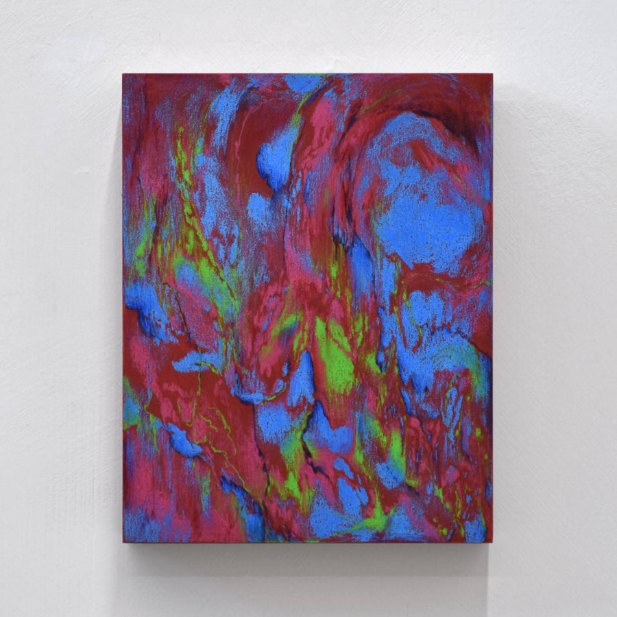 Abstraction réalisée aux crayons de couleur sur bois par Laurence Belzile. Petit format de 8,5” x 10,75”, 2023.