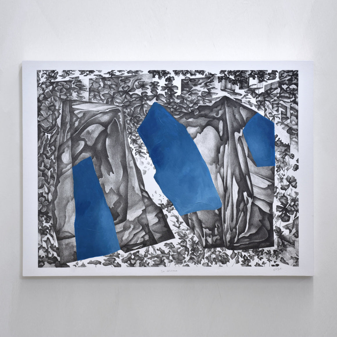 Sa délivrance est une oeuvre marouflée sur bois créée par Elisabeth Gravel. Des formations sédimentaires sont rehaussées en bleu et entourées d’un tapis de végétations.