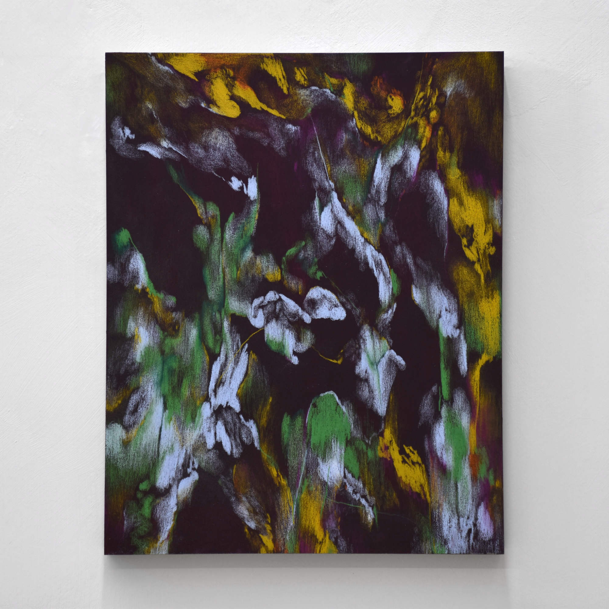 Abstraction de Laurence Belzile, composition noir, jaune et vert. Format vertical sur bois. Crayons de couleur.