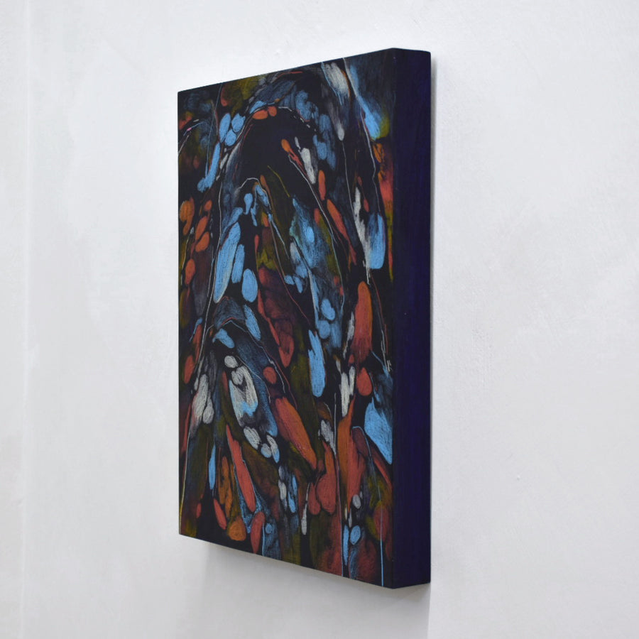 Sans équivoque est un tableau abstrait de Laurence belzile réalisé aux crayons de couleur sur bois. Bleu pâle et rouge foncé.