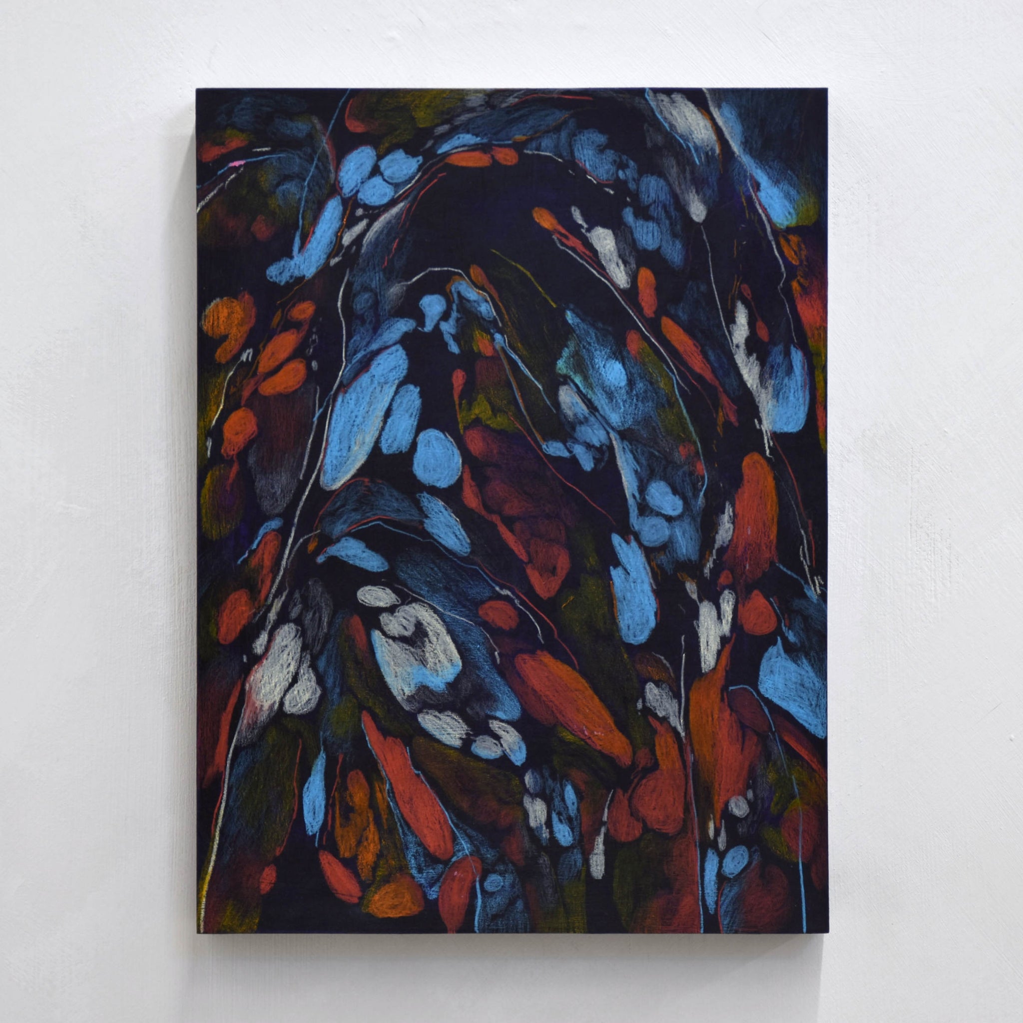 Sans équivoque est un tableau abstrait de Laurence belzile réalisé aux crayons de couleur sur bois. Bleu pâle et rouge foncé.