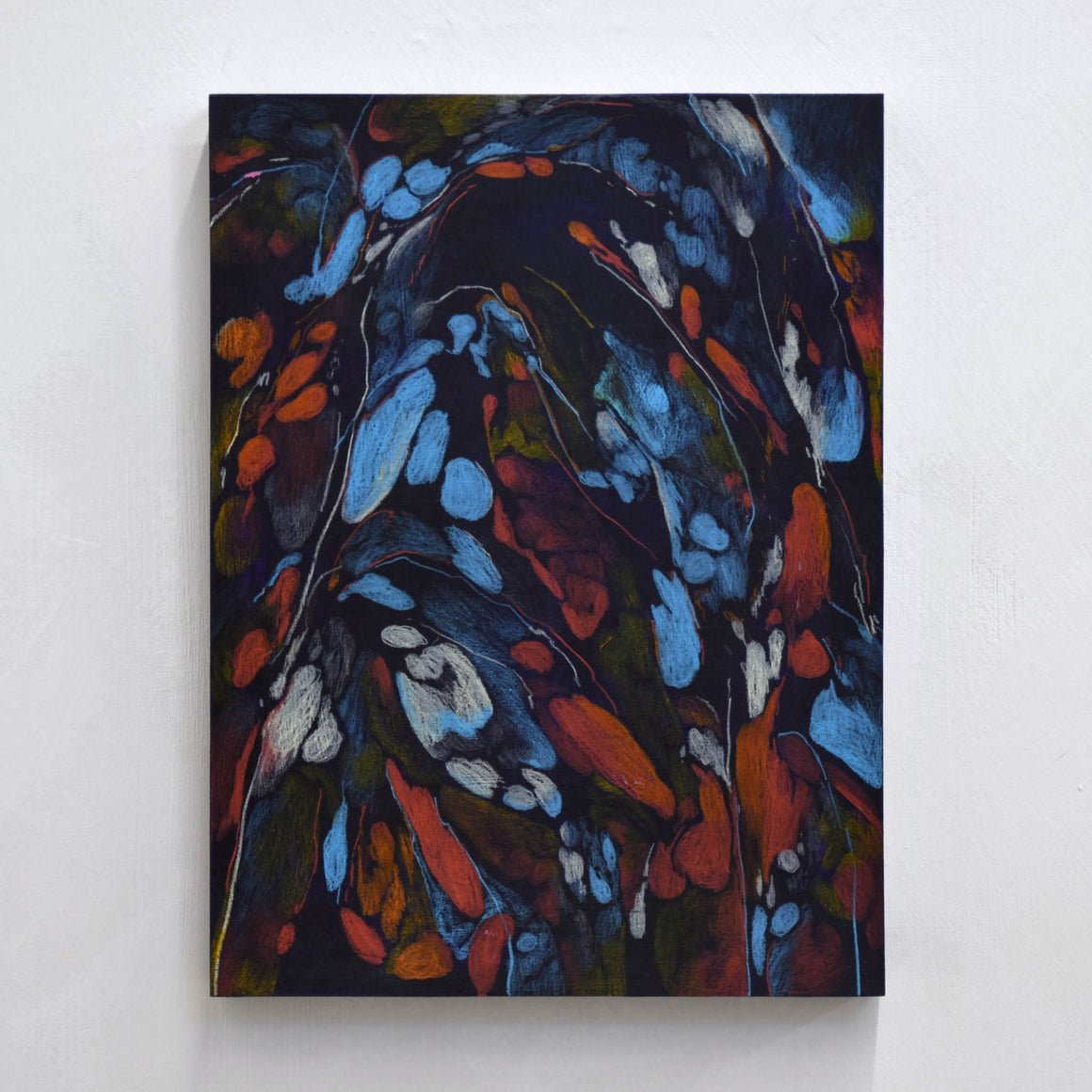 Sans équivoque est un tableau abstrait de Laurence belzile réalisé aux crayons de couleur sur bois. Bleu pâle et rouge foncé.