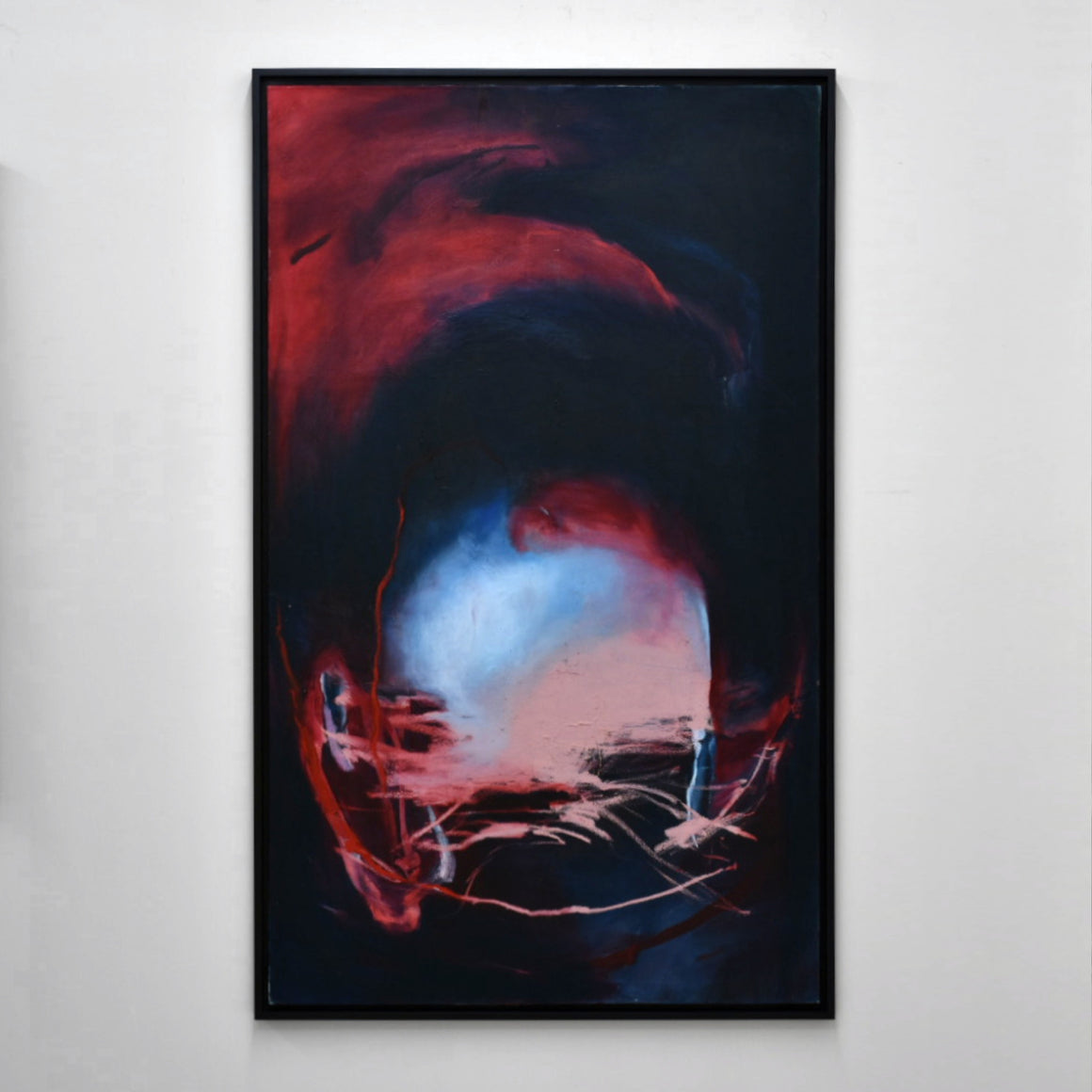 Grand format sans titre de Laurence Belzile. Peinture à l’huile sur toile, 36” x 60”. Composition en clair-obscur, avec traits rouges sur fond noir.