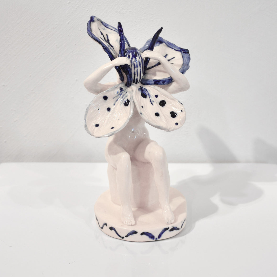 Une sculpture en porcelaine d’Andréanne Le. Hudon. Une femme avec une tête en fleur se fait pétales.