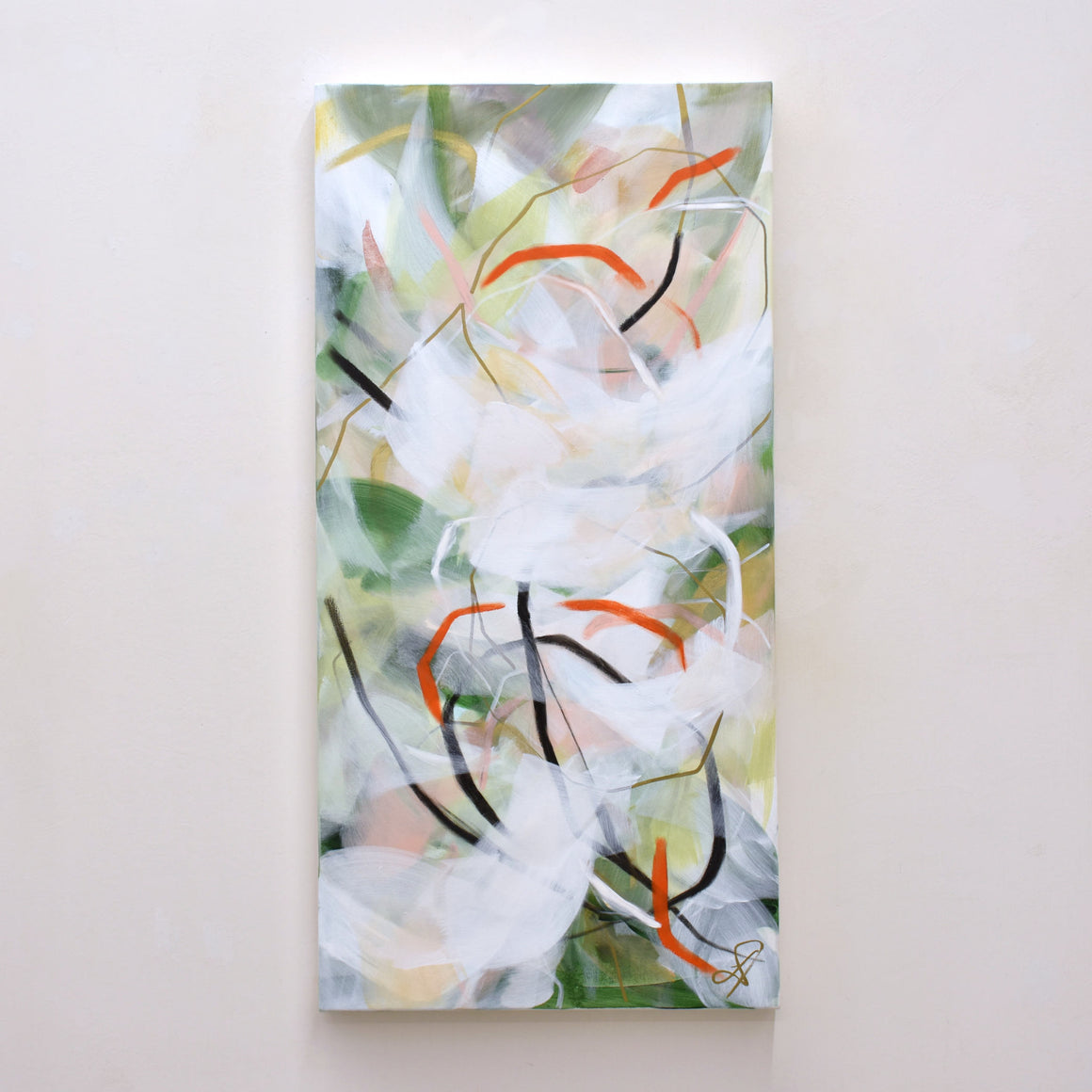 Se vider la tête, par Lysa Jordan. Acrylique et pastel gras sur toile, 18” x 36”, 2024. Format vertical d’une oeuvre abstraite, traits orangés sur fond vert et blanc.