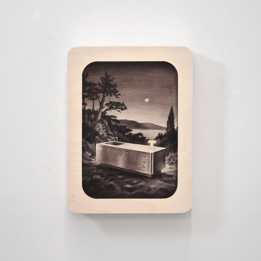 Petit format sur bois de Charles Paradis réalisé au fusain. Composition d’un îlot de cuisine au bord de la mer, en soirée.
