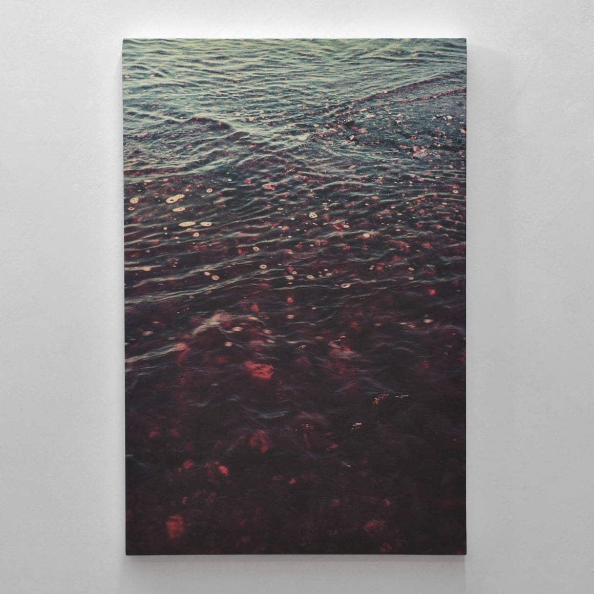 Shirley Temple, par Éva-Maude TC. Impression sur toile, photographie pellicule 35 mm, 24” x 36”. Reflet de lumière sur l’eau.