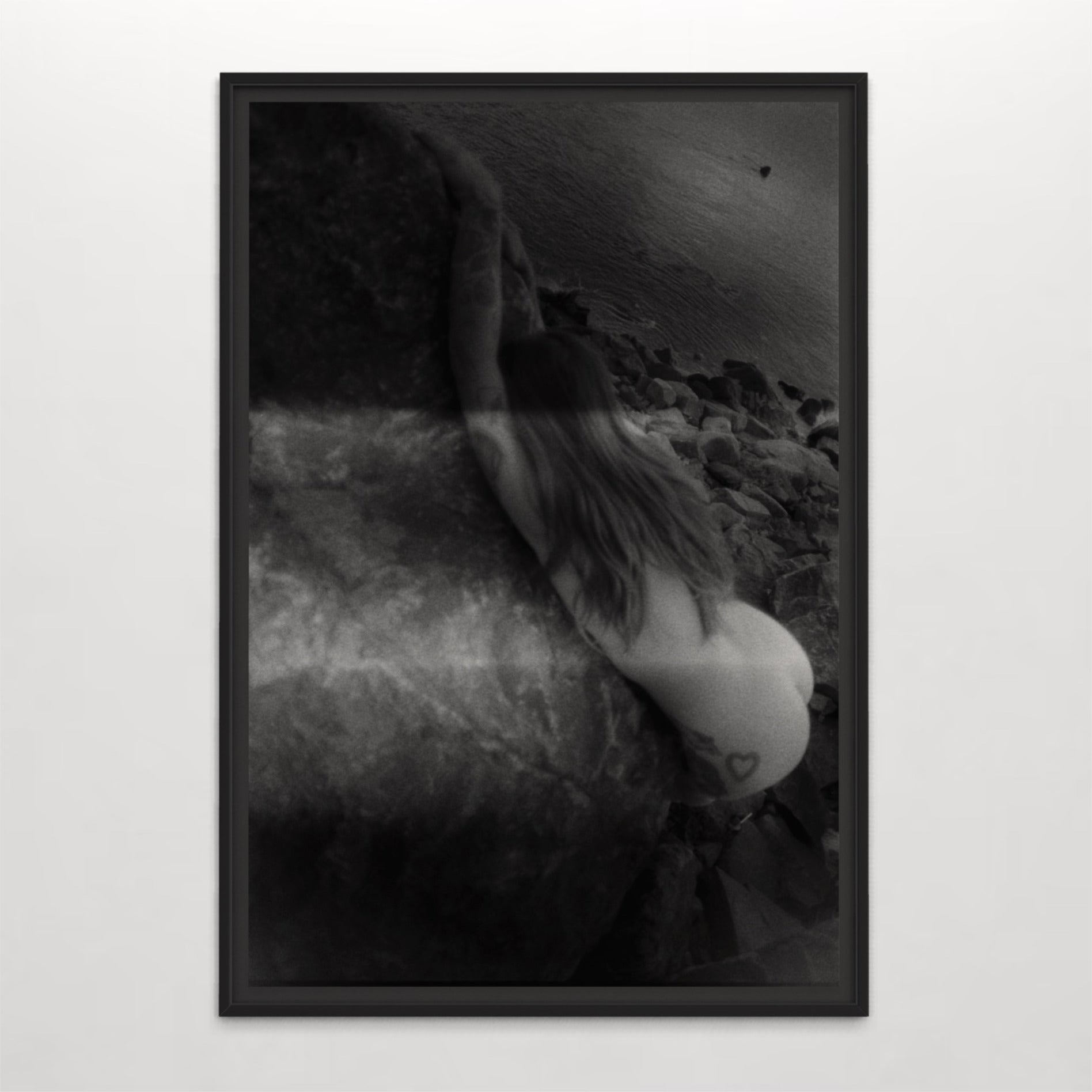 Sirène du vieux quai, par Éva-Maude TC. Modèle vivant nue sur rocher de rivage. Photographie contemporaine en noir et blanc sur pellicule 35 mm. Josiane Lanthier.