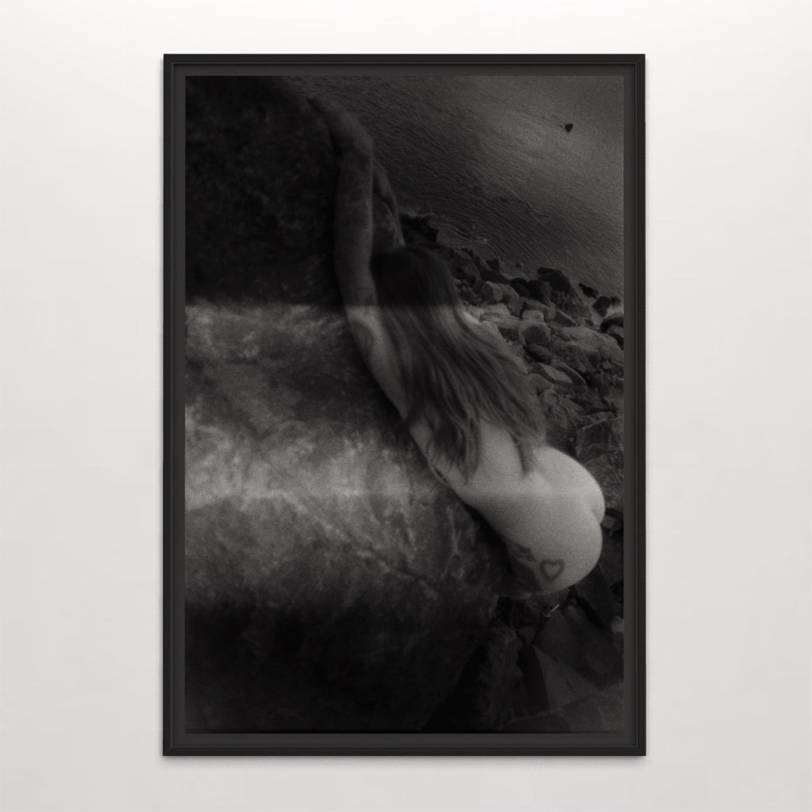 Sirène du vieux quai, par Éva-Maude TC. Modèle vivant nue sur rocher de rivage. Photographie contemporaine en noir et blanc sur pellicule 35 mm. Josiane Lanthier.