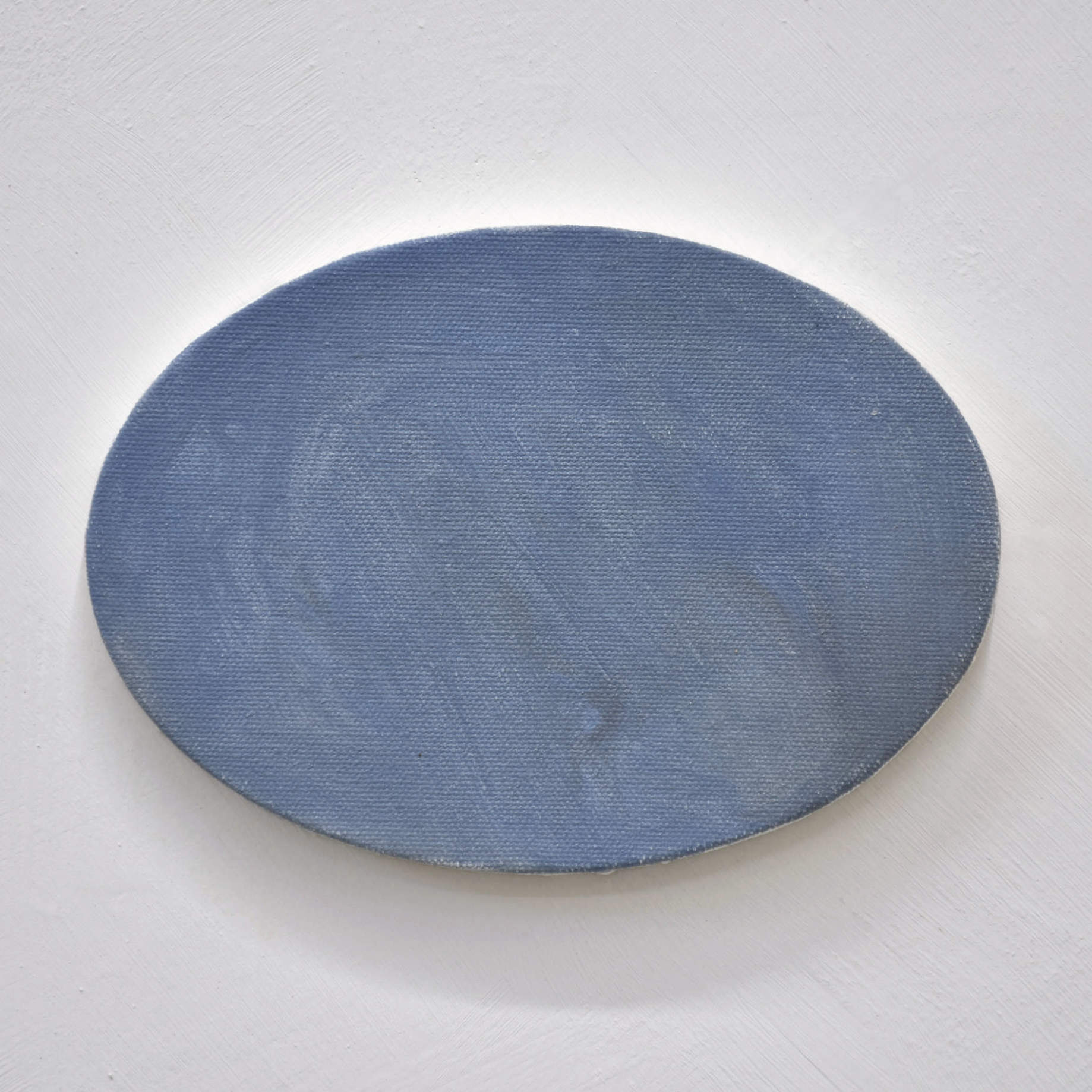 Sky Study, par Vanessa Locatelli. Tableau de forme ovale peint à l’huile, 5” x 7”, 2024. Étude en bleu.