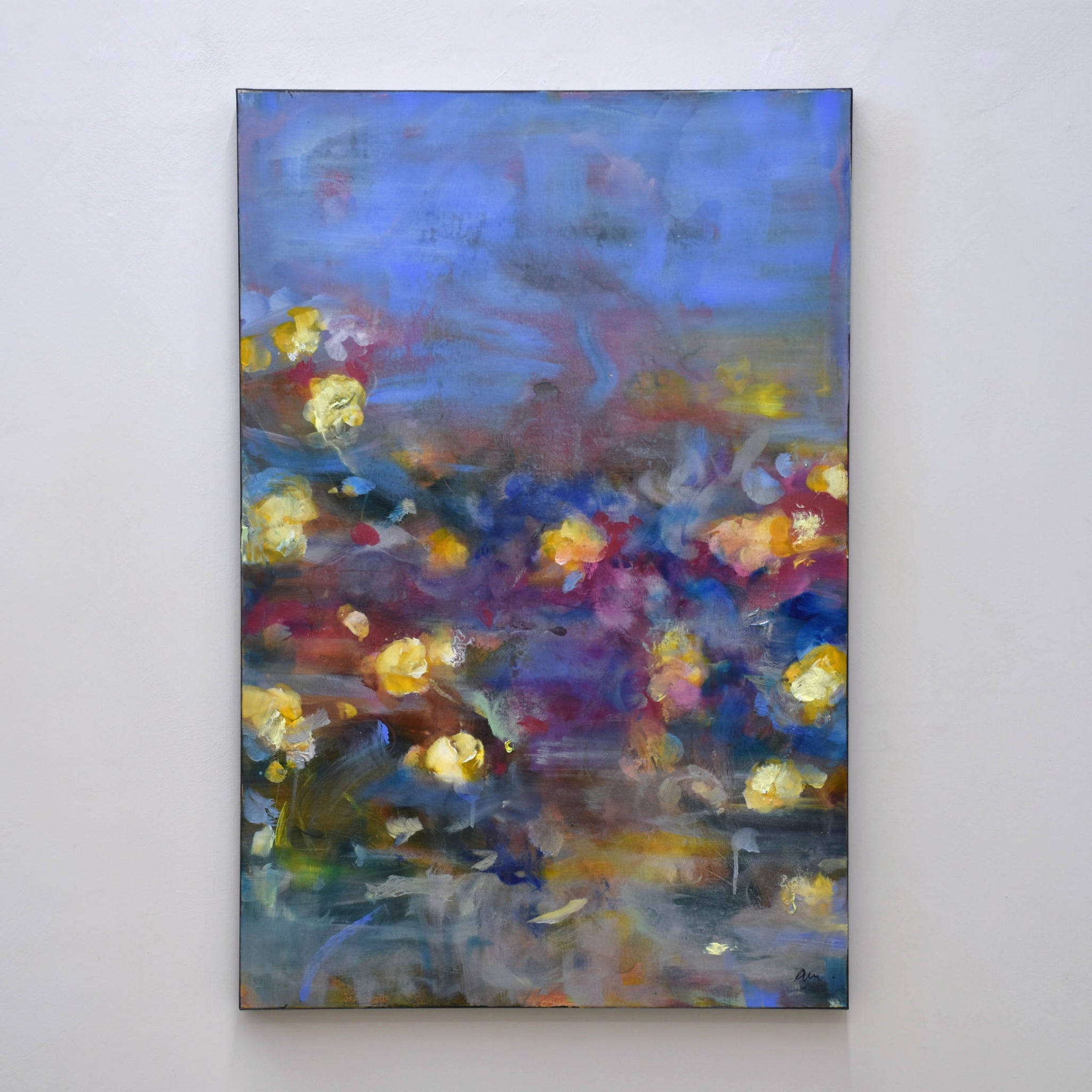 Soeurs au jardin II, par Amélie Grooscors. Huile et pigment sur toile, format vertical de 24” x 36”, 2024. Roses jaunes sur fond bleu violet. Tableau impressionniste.