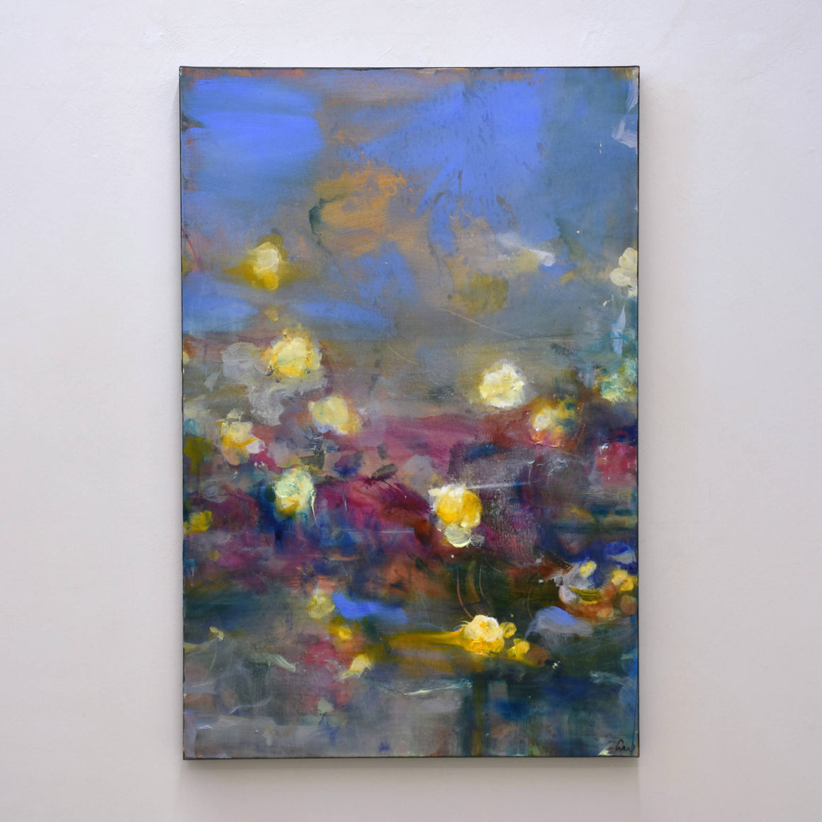 Soeurs au jardin II, par Amélie Grooscors. Huile et pigment sur toile, format vertical de 24” x 36”, 2024. Roses jaunes sur fond bleu violet. Tableau impressionniste.