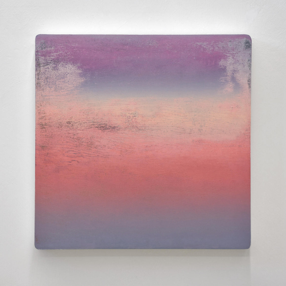 Solariser pour s’en tenir à l’essentiel, de Jason Cantoro. Petit format carré sur panneau de merisier russe. Coucher de soleil rose dans un ciel violet. Acrylique sur bois.