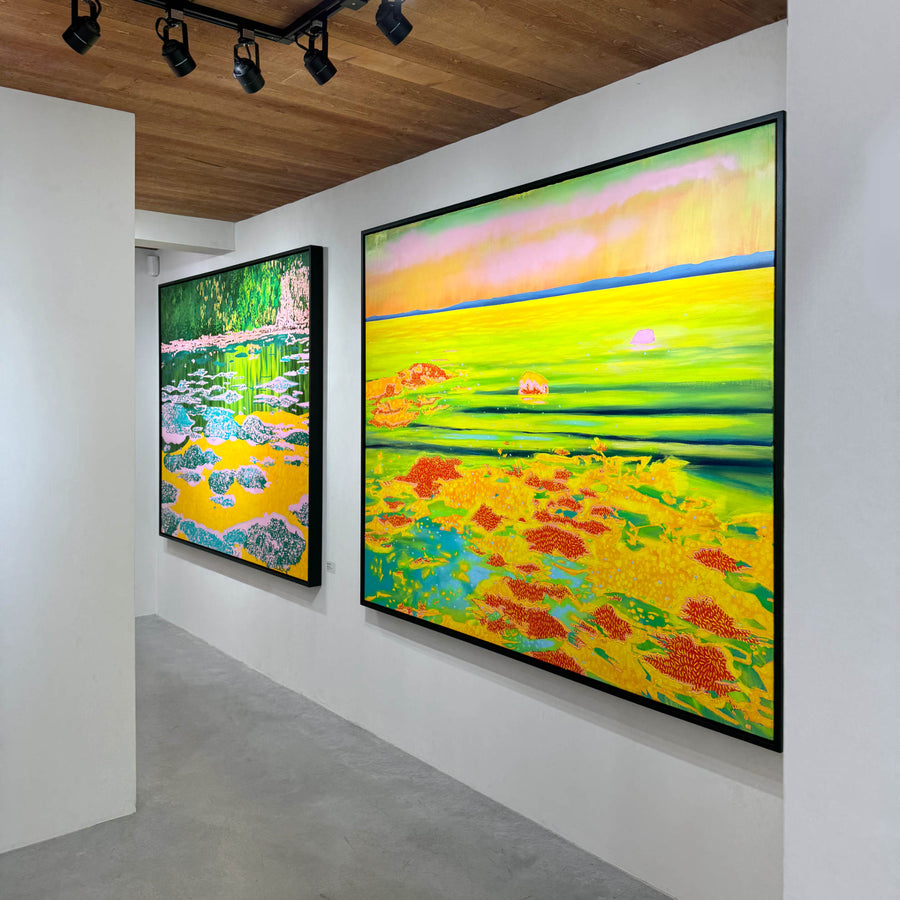 Moment paisible lors d’une aurore électrique de chaleur, par Josiane Lanthier. Très grand format d’un tableau vert fluo, avec des algues et une marée basse.