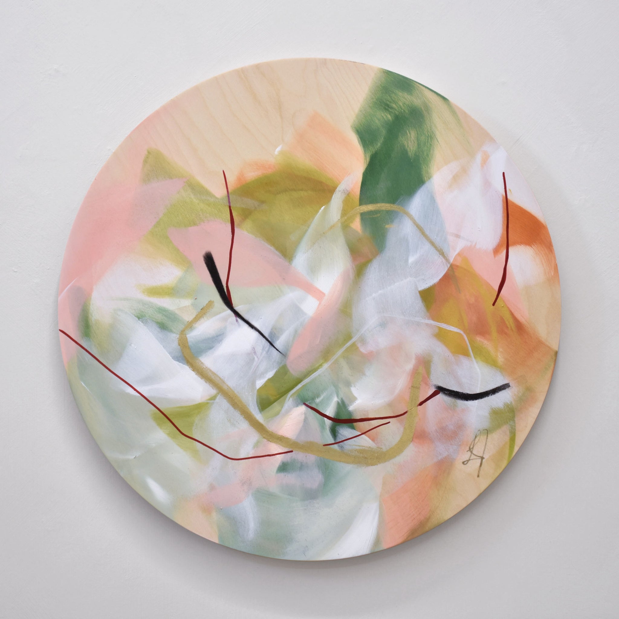 Ce tableau circulaire, signé Lysa Jordan, est à voir chez Champagne & Paradis. Acrylique et pastel gras sur bois (tondo), 24” de diamètre. Composition abstraite et féminine.