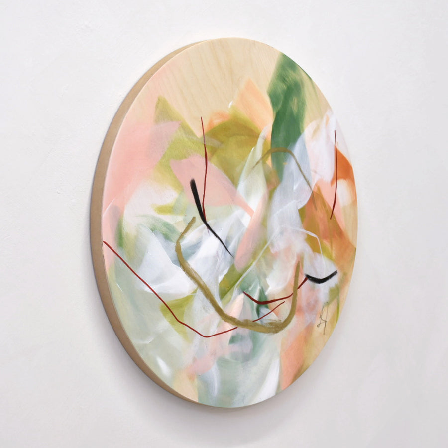 Ce tableau circulaire, signé Lysa Jordan, est à voir chez Champagne & Paradis. Acrylique et pastel gras sur bois (tondo), 24” de diamètre. Composition abstraite et féminine.